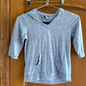 Marika Girls Three Quarter Sleeve Hooded Shirt.  Heathered Navy Blue Size 12